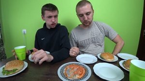 КТО БЫСТРЕЕ СЪЕСТ 10 ОГРОМНЫХ БУРГЕРОВ