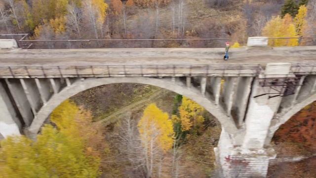 На моноколесе по заброшенному виадуку смотреть онлайн