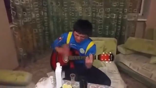 Поет круче половины эстрады Кз под гитару . Любая девушка скажет да смотреть онлайн