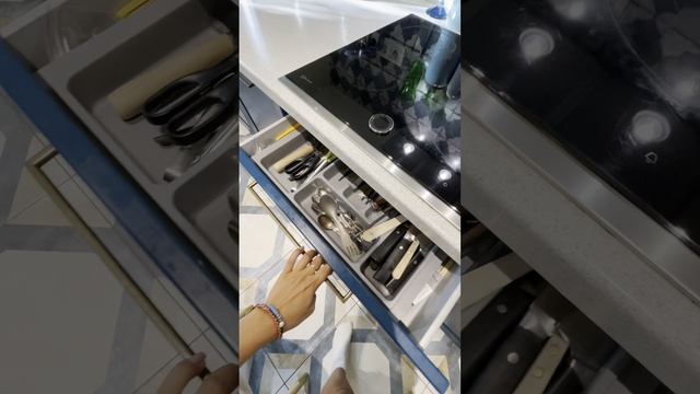 ?Яркая кухня для семьи с тремя детьми! Предусмотрели максимум хранения!