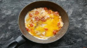Яичница болтунья с помидорами