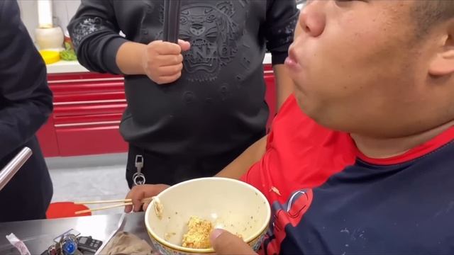 罕见的30斤大草鱼，猴哥请美女粉丝来家里吃饭，加五花肉炖一锅老香了！【胖猴仔】 смотреть онлайн