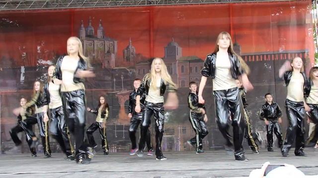 Зажигательный танец на День защиты детей в Смоленске смотреть онлайн