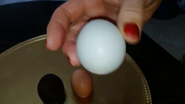 Необычное яйцо обычных фабричных кур несушек