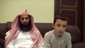 Шейх Лухайдан проверяет чтение мальчика