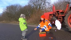 У мамы ТРАКТОР СЛОМАЛСЯ  Малыш на тракторе помогает маме