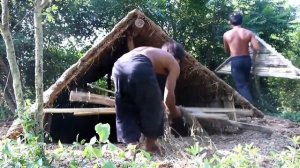 Постройте подземный бамбуковый дом в лесу / Build Underground Bamboo House In forest /