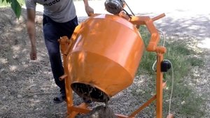 Самодельная бетономешалка, первый запуск.