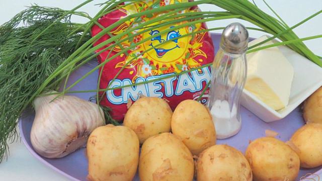 Молодой картофель тушёный в сметане