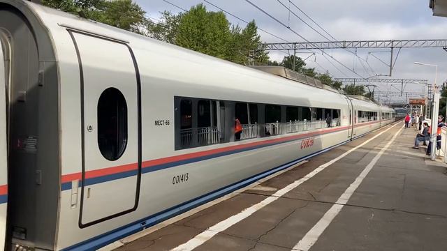 На станции Фарфоровская/ At Farforovskaya Station смотреть онлайн