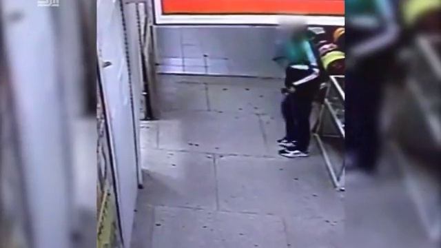 Дерзкое ограбление в торговом комплексе попало на ВИДЕО смотреть онлайн