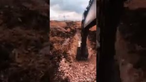 Экскаватор Volvo. Копаем траншею??