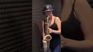 Сэкси исполнительница☺👏👏👏