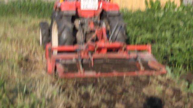 Разработка земли японским мини-трактором фрезой смотреть онлайн