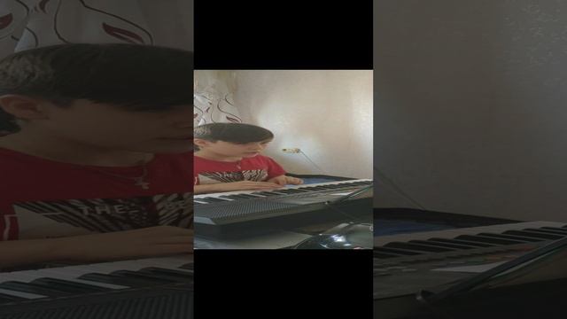 Зеленыееее ботинкииии и красные шнурки