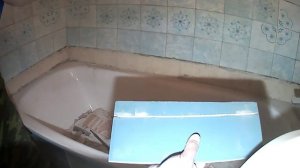 Работа через зад. Подгонка плитки к установленной ванне. Укладка плитки.