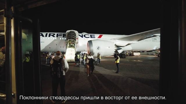 Стюардесса в мини-юбке забралась на тележку для еды и удивила пользователей сети смотреть онлайн