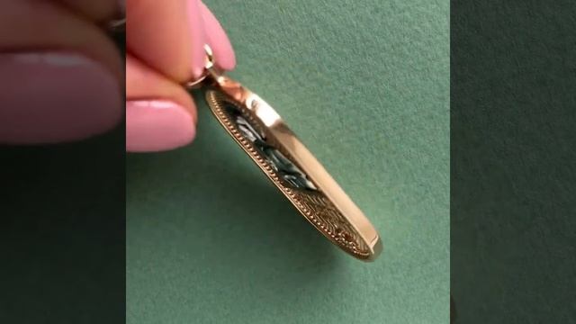 Золотая нательная иконка с образом Святой Матроны Московской и гравировкой молитвы к Святой смотреть онлайн