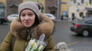 #видеоросгвардия Сотрудники вневедомственной охраны дарят женщинам цветы в день 8 марта.mp4