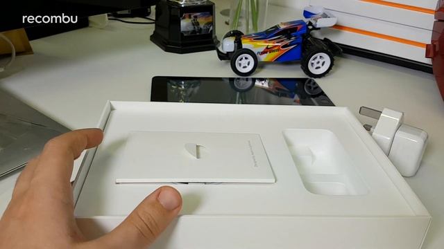 Apple iPad (2017) Unboxing: Old outside, new inside смотреть онлайн