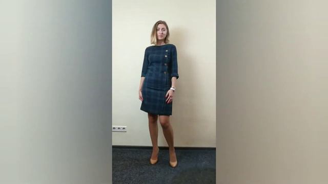 Женское платье трапеция в клетку с декоративными пуговицами