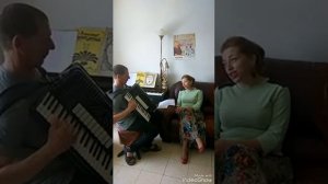 А мне мама целоваться не велит...