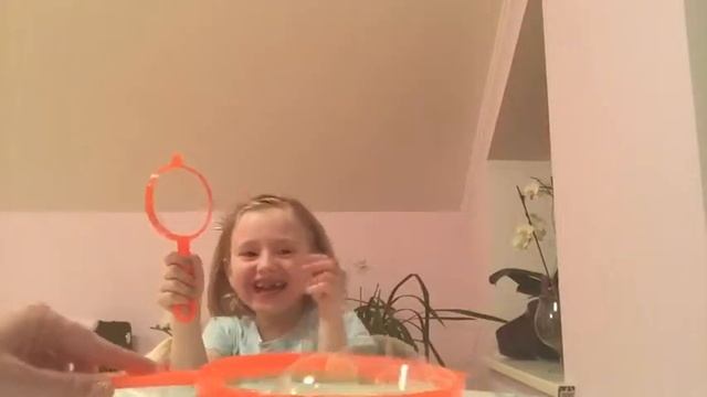 Гигантские мыльные пузыри! Делаем сами раствор и ракетки для мыльных пузырей и надуваем!