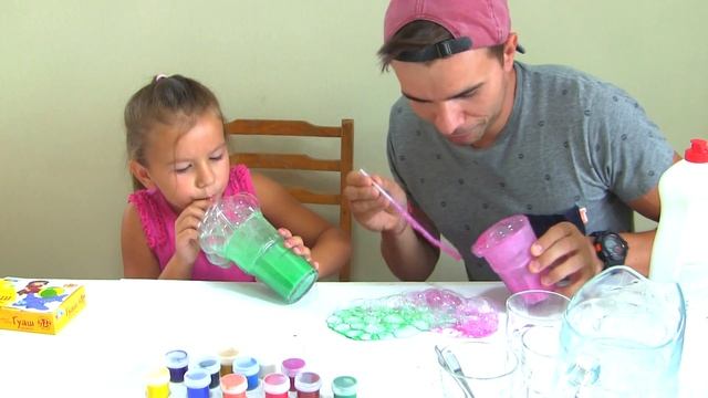 Катя и папа решили научиться рисовать мыльными пузырями и красками гуашь. смотреть онлайн