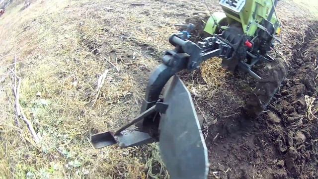 УЧУСЬ ПАХАТЬ ТЯЖЁЛЫМ МОТОБЛОКАМ.