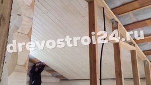 Монтаж потолка в деревянном доме.