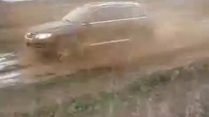 по грязи и кочкам на VW Touareg Тоурег)
