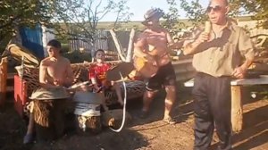 1 мая,плачет девочка в автомате