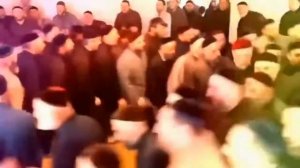 Чеченцы услышали гимн СССР и начали бегать по кругу