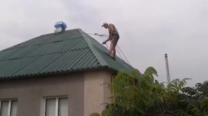 Безвоздушная покраска крыши дома с помощью безвоздушного окрасочного аппарата и краскопульта