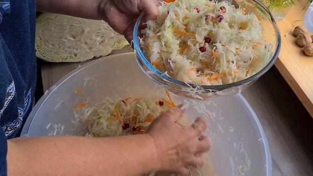 КВАШЕНАЯ КАПУСТА С КЛЮКВОЙ. Получается вкусная, хрустящая, аппетитная. Sauerkraut mit Preiselbeeren