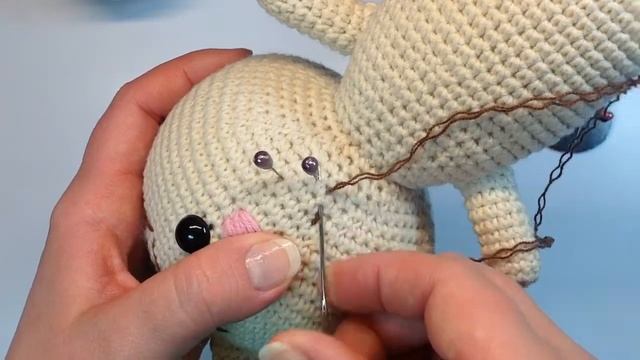 Как вышить рот и брови вязаной игрушке. Вышивка на игрушках амигуруми. Мастер-класс. Amigurumi смотреть онлайн