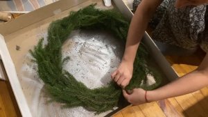 Новогодний венок на дверь из еловых веток своими руками