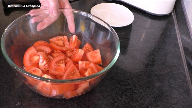 Салат из помидор и огурцов с Медовым Луком. смотреть онлайн