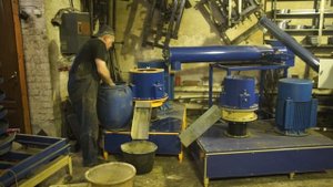 Гранулятор для опилок ГУ плоскоматричный 30 кВТ 4 ролика . Конец смены.