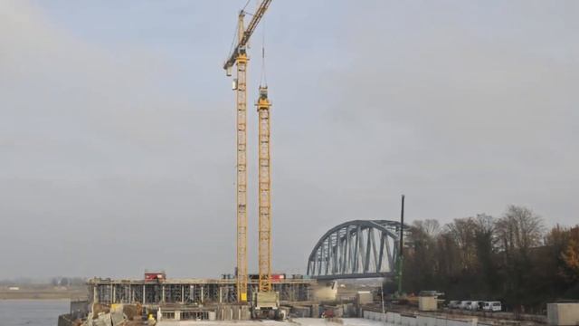 КАК КРАН СОБИРАЕТ КРАН. Монтаж башенного крана Liebherr. Tower crane assembly смотреть онлайн