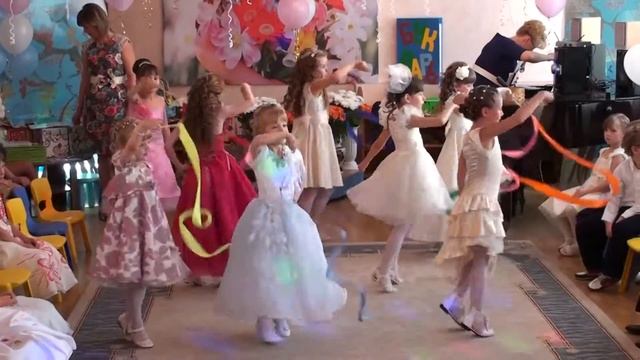 Танец с цветными лентами "Я рисую". Выпускной. смотреть онлайн