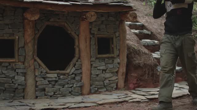 Примитивное убежище для бушкрафта в тропическом лесу - каменная крыша и каменная стена смотреть онлайн
