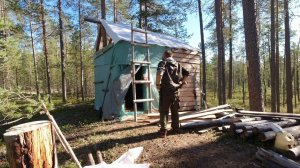 СТРОЙКА В ЛЕСУ. КРОЮ КРЫШУ НА ХИЖИНЕ. УБЕЖИЩЕ В ЛЕСУ СВОИМИ РУКАМИ. ТАЁЖНАЯ СТРОЙКА. ДОМ ОТШЕЛЬНИКА