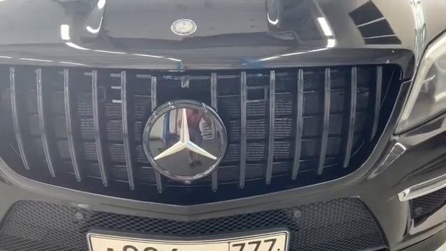 Замена штатной решетки радиатора Panamerica в черном цвете для автомобиля Mercedes GL X166.