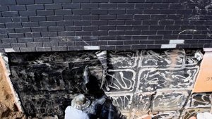 Гидроизоляция цокольного этажа, дренаж, ливневка. Снятие дефектной гидроизоляции.