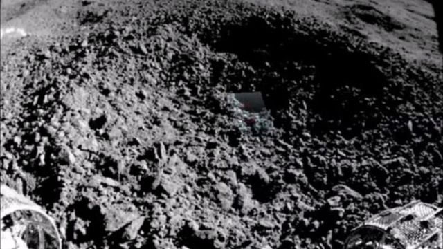 Китайский луноход нашел странное вещество на обратной стороне Луны. смотреть онлайн