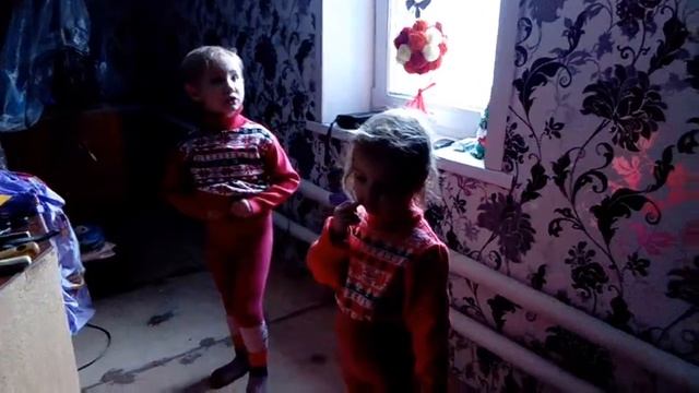 Поклеили обои в зале/ ДОЧЕНЬКИ пришли первый раз /Ремонт своими руками смотреть онлайн