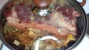 Обалденная грудинка в луковой шелухе в домашних условиях