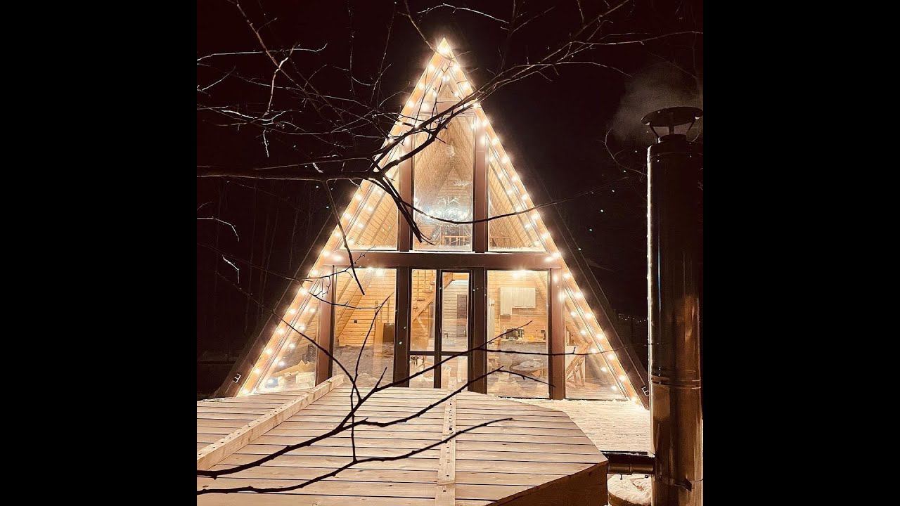 Треугольный домик в лесу с баней и чаном