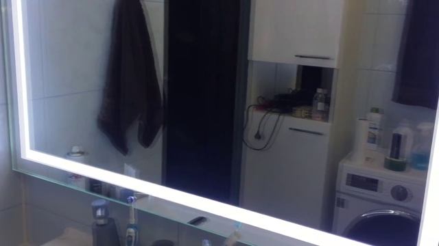 Тумба под умывальник без ручек, в ванную комнату, зеркало с подсветкой. Фурнитура Blum. смотреть онлайн